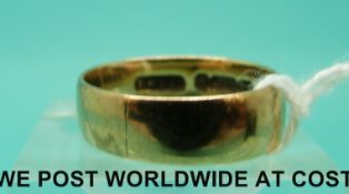 A 9ct gold wedding band (Size N, 3.