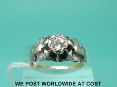 An 18ct gold ring set with a round brilliant cut diamond in a platinum setting (size R)