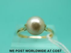 An 18ct gold ring set with a pearl (size Q)