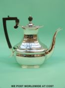 An Elkington & Co Edward VII hallmarked silver teapot, Birmingham 1904,