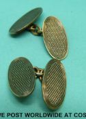 A pair of 9ct gold cufflinks with engine turned decoration (5.
