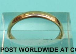 A 9ct gold wedding band (Size O, 2.