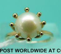 A 9ct gold ring set with a large pearl (size K/L)