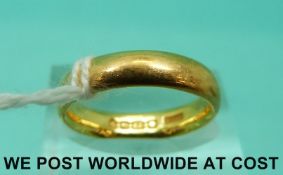 A 22ct gold wedding band (Size J, 6.