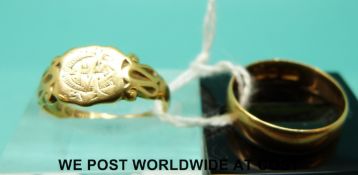 An 18ct gold wedding band and an 18ct gold signet ring (4.