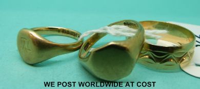 Two 9ct gold signet rings and a 9ct gold wedding band (17.