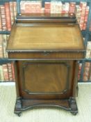 A leather inset davenport (H89xW61xD51cm)