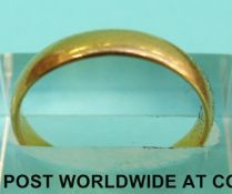 A 22ct gold wedding band (Size P,
