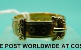 An 18ct gold buckle ring (Size M, 3.