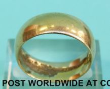 An 18ct gold wedding band (Size P, 6.