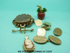 A pair of 9ct gold cufflinks, a 9ct gold horseshoe brooch, 9ct cameo brooch,
