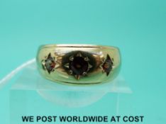 A 9ct gold ring set with garnets (size U)