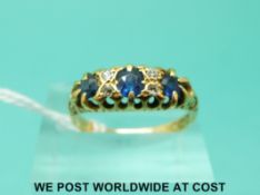 An 18ct gold ring set with sapphires and diamonds (size O)