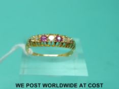 An Edwardian 18ct gold ring set with alternating diamonds and rubies (size P)