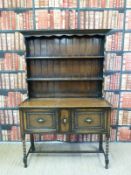 An oak two door dresser (H186xW121xD46cm)