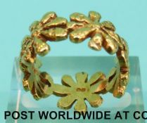 A bespoke 18ct gold ring in the form of daisies or marguerites (Size K, 8.