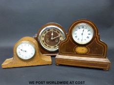 Two c1900 French mantel timepieces with inlaid decoration to the cases, both with enamelled dials,