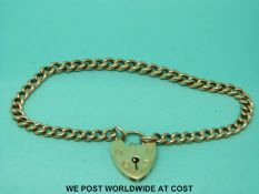 A 9ct gold bracelet with heart padlock clasp (13.