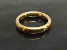 An 18ct gold wedding band, 10g.