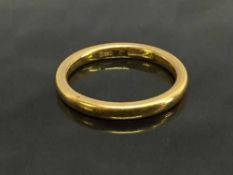 A 22ct gold wedding band, 3.9g.