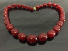 An early twentieth century cherry amber necklace, 36.1g.
