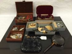 A good collection of vintage costume jewellery.