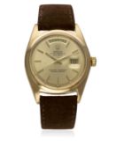A GENTLEMAN'S 18K SOLID GOLD ROLEX OYSTER PERPETUAL DAY DATE WRIST WATCH CIRCA 1968, REF. 1811 D: