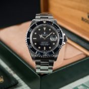 A GENTLEMAN'S STAINLESS STEEL ROLEX OYSTER PERPETUAL DATE SUBMARINER BRACELET WATCH DATED 1992, REF.