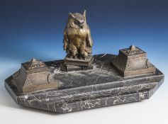 Schreibtischaufsatz, mit zwei Tintenf. auf Marmor, mittig vollpl. sitzender Uhu aufBüchern, um 1900.