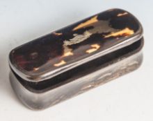 Kleine Deckeldose, 19. Jahrh., Gefäßkörper aus Horn, der Deckel aus Schildpatt eingelegt,mittig in