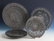5 Teller, Eisenguss, Historismus, Herst. Buderus u.a., durchbrochen gearbeitet mitRankendekor bzw.