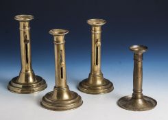 Vier Biedermeier Bronzekerzenhalter (3 Schubleuchter), verschied. Größen.
