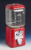 Alter Kaugummiautomat, roter Metallfuß, Glasaufsatz beschädigt, Herstellerbez. auf Deckel