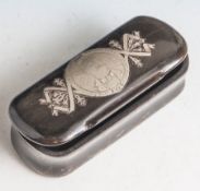 Deckeldose, 19. Jahrh., aus Horn gearbeitet, wohl für Schnupftabak o. Ä., Deckel mit