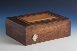 Humidor, Rechtecksform, intarsiertes Tropenholzfurnier, scharnierter Deckel,