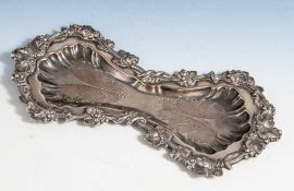 Visitenkartenschale, um 1900, Metall versilbert, ovale, zur Mitte hin eingezogene Schale,leicht