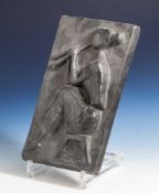 Rosi, Oskar Wladimir (1922-2010), Reliefplatte: Flötenspielerin, schwarzer Tuffstein, ca.26 x 14