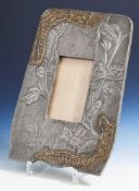 Jugendstilrahmen, Zinn- und Messingblech, getrieben, mit Disteldekor. Innenmaß: ca. 17 x11 cm,