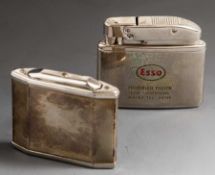 2 Feuerzeuge, Benzin, Chrom, Garantie-Zünder und Consul. 1 x mit Esso-Prägung. 2 lighters, gas,