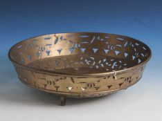 Aufsatzschale, Bronze, durchbrochen gearbeitete Wandung, auf drei Füßen stehend. DM ca. 24cm.
