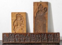 3 versch. Spekulatiusformen, 19./20. Jahrhundert, Holz. a) König, ca. 26,5 x 11 cm. b) Hl.