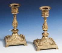 Zwei Kerzenhalter, Historismus, um 1880/90, Bronze, der quadratische Sockel auf 4 kurzenFüßen, der