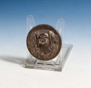 Plakette Pekinese, versilbert, reliefierte Darstellung eines Pekinesen, umlaufend bez.