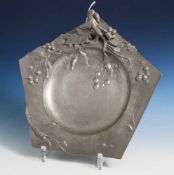 Flache Schale, Jugendstil um 1900, Zinn, Orivit Nr. 2023-1, floral verzierte Schale
