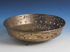 Aufsatzschale, Bronze, durchbrochen gearbeitete Wandung, auf drei Füßen stehend. DM ca. 24cm.