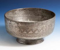 Schale in Koppchenform, wohl Kupfer versilbert, flacher, aufgestellter Standfuß, die tiefgemuldete