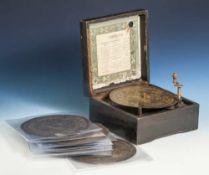 Symphonion, wohl um 1900, Zungenspielwerk mit 10 auswechselbaren Stahl-Musikscheiben u.Kurbel,