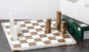 Schachbrett mit Figuren, Achat, geschnitten, mit 32 weißen und braunen Figuren (H. von 6,5bis 16,5