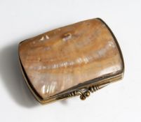 Portemonnaie, Wandung mit Perlmutt-Beschlag, wohl um 1900, im Inneren 3 Fächer, blauerStoff,