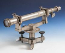 Theodolit, Eisen, zur Messung von Horizontalwinkeln, ohne Herstellerbezeichnung. L. ca.37,5 cm.